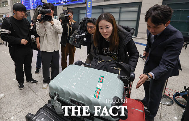 이날 귀국한 주이란대사관 직원이 취재진과 인터뷰 하며 현지 상황을 전하고 있다.