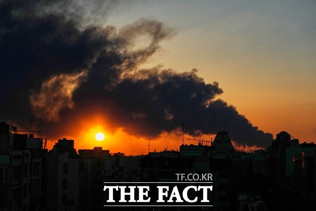 정부는 5일 이란 전역에 대해 여행금지(여행경보 4단계)를 발령했다. 사진은 미국과 이스라엘의 군사 공격 이후 이란 테헤란의 모습. /뉴시스, AP