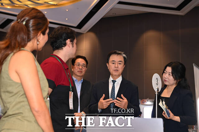 싱가포르를 방문중인 김태흠 충남도지사가 5일 현지 바이어에게 충남 기업 제품들을 소개하고 있다. /충남도