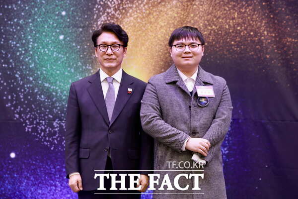 황준환 국무총리실 사회대개혁위원회 자문위원이 국무총리실 사회대개혁위원회 자문위원 위촉식에서 김민석 국무총리와 기념 촬영을 하고 있는 모습. /황준환 위원 제공