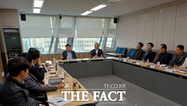 세종시가 4일 시청 회의실에서 관내 창업벤처 생태계를 활성화하기 위한 민관합동 전담조직(TF)의 첫 회의를 열고 있다. /세종시