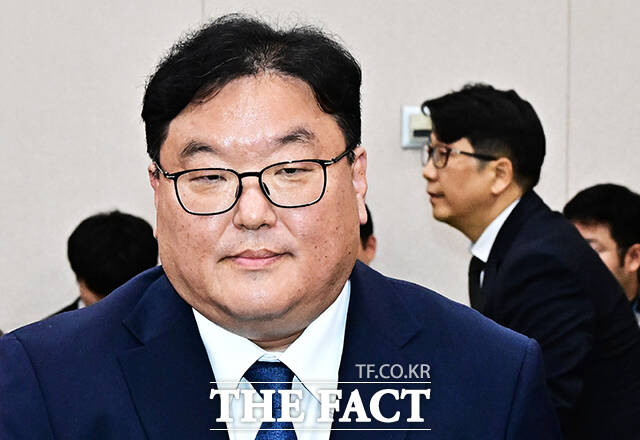 엄희준 전 부천지청장(현 광주고검 검사)이 2025년 10월 23일 오전 서울 여의도 국회 법제사법위원회에서 열린 서울고등검찰청, 수원고등검찰청, 서울중앙지방검찰청 등에 대한 국정감사에 출석해 질의에 답변을 한 뒤 이동하고 있다. 오른쪽은 문지석 광주지검 부장검사. /국회=배정한 기자