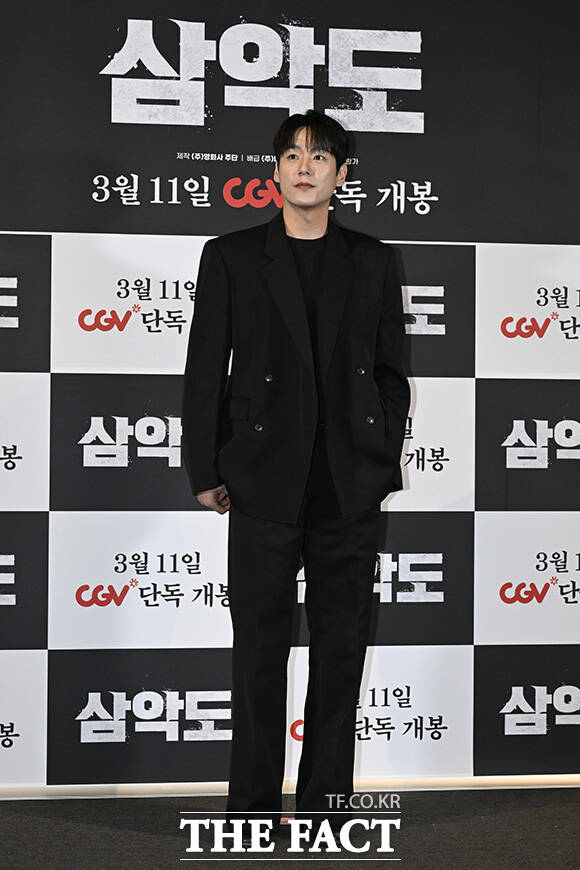 배우 곽시양과 조윤서가 포즈를 취하고 있다.