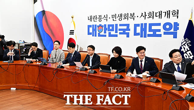 더불어민주당이 5일 장외 투쟁으로 국회 일정을 거부하고 있는 국민의힘을 향해 