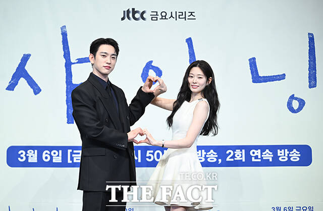 배우 박진영(왼쪽)과 김민주가 5일 오후 서울 구로구 더 링크 서울 호텔에서 열린 JTBC 새 금요시리즈 '샤이닝' 제작발표회에 참석해 포즈를 취하고 있다. /박헌우 기자