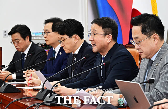 박성준 더불어민주당 의원(오른쪽)이 5일 오후 서울 여의도 국회에서 열린 윤석열 정권 조작기소 진상규명 및 공소취소를 위한 국정조사 추진위원회 전체회의에 참석해 모두발언을 하고 있다.