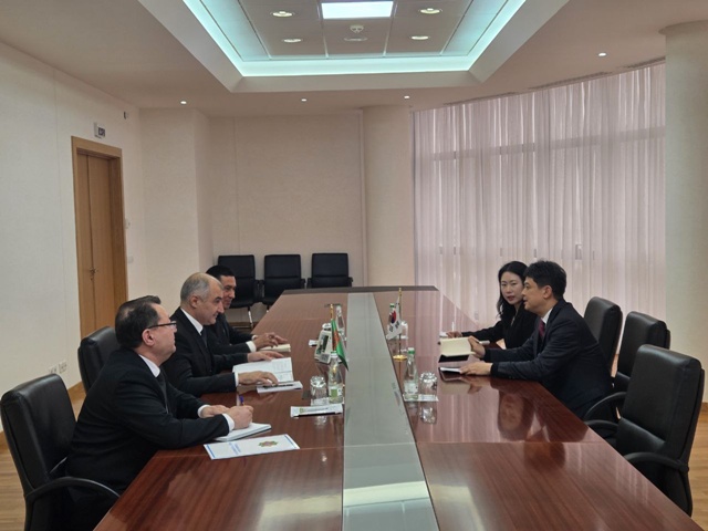 외교부는 신속대응팀 단장으로 투르크메니스탄에 급파된 임상우 재외국민 보호·영사 담당 정부대표가 지난 4일 아흐멧 구르바노프 투르크메니스탄 외교차관을 면담했다고 5일 밝혔다. /외교부