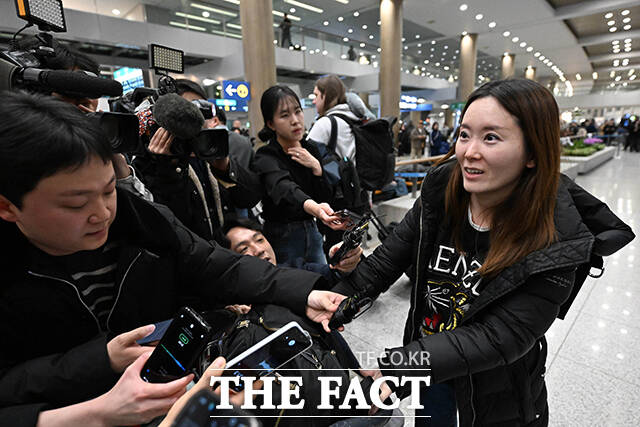 이날 귀국한 주이란대사관 직원이 취재진과 인터뷰 하며 현지 상황을 전하고 있다.