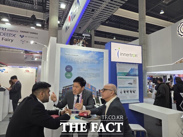 MWC 2026 이너트론 부스에서 관람객이 제품 설명을 듣고 있다. /이너트론