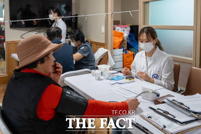 4일 청양군 비봉면 록평1리 마을회관에서 주민들이 찾아가는 의료원 진료를 받고 있다. /청양군