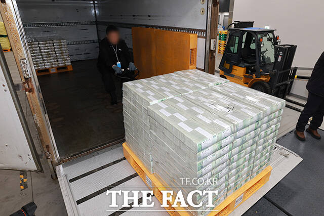 민족 대명절 설을 앞둔 2월 11일 오전 서울 중구 한국은행 본점에서 직원들이 시중은행으로 공급될 설 자금 방출 작업을 하고 있다. 사진은 기사 내용과 직접적 관련이 없음. /사진공동취재단