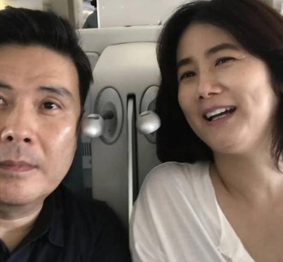 '레전드 미모 심은하 54세 근황', 사진 속에는 배우 심은하가 남편인 지상욱 전 국회의원과 함께 비행기 좌석에 나란히 앉아 셀카를 찍는 모습이 담겼다. /온라인커뮤니티