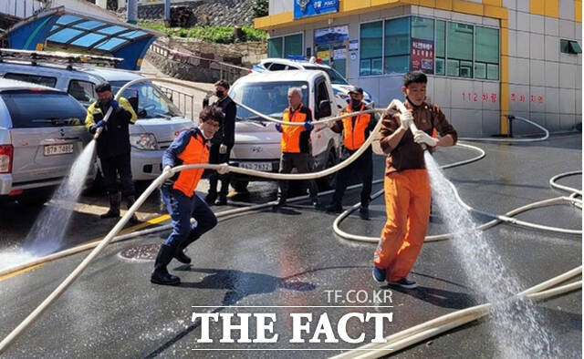 울릉군이 매년 새봄맞이 도로 물청소를 하고 있다. /김성권 기자