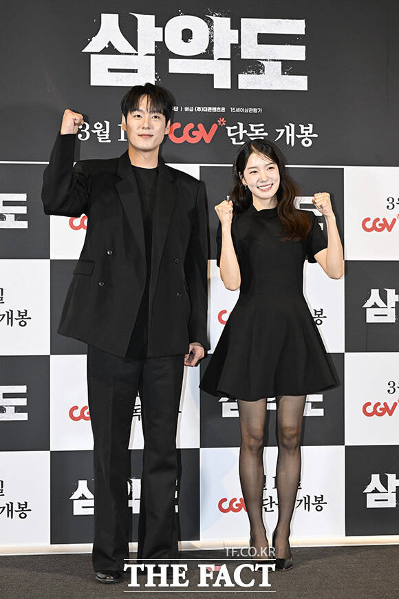 배우 곽시양과 조윤서가 포즈를 취하고 있다.