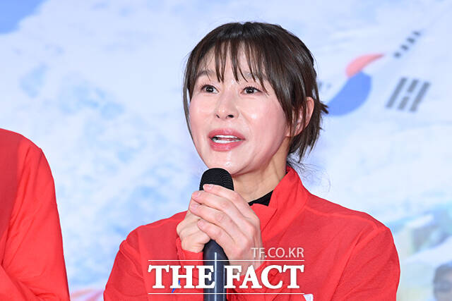 배우 박해린과 그룹 원더걸스 유빈, 배우 정유미, 방송인 안현모, 배우 예지원, 이태환, 전 국가대표 축구선수 이동국, 단장 이준훈(왼쪽부터)이 5일 오후 서울 영등포구 비전Q 프로덕션 사옥에서 열린 2026 북중미 월드컵 8강 기원 ‘히말라야에서 기원하다’ 발대식에 참석해 포즈를 취하고 있다. /서예원 기자