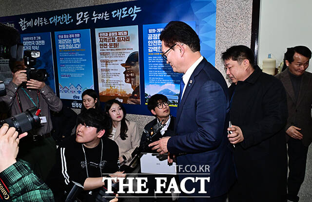 송영길 전 더불어민주당 대표(왼쪽)가 5일 오후 서울 여의도 국회에서 정청래 대표와의 면담을 마친 뒤 인사하고 있다. /국회=배정한 기자