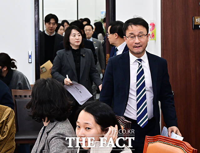 박성준 더불어민주당 의원(오른쪽)이 5일 오후 서울 여의도 국회에서 열린 윤석열 정권 조작기소 진상규명 및 공소취소를 위한 국정조사 추진위원회 전체회의에 참석해 모두발언을 하고 있다.