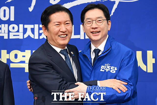 정청래 더불어민주당 대표(왼쪽)와 경남도지사 후보로 단수공천된 김경수 지방시대위원회 위원장이 5일 오후 서울 여의도 국회에서 열린 중앙당공천관리위원회 공천 심사 발표에 참석해 기념촬영을 하고 있다. /국회=남용희 기자