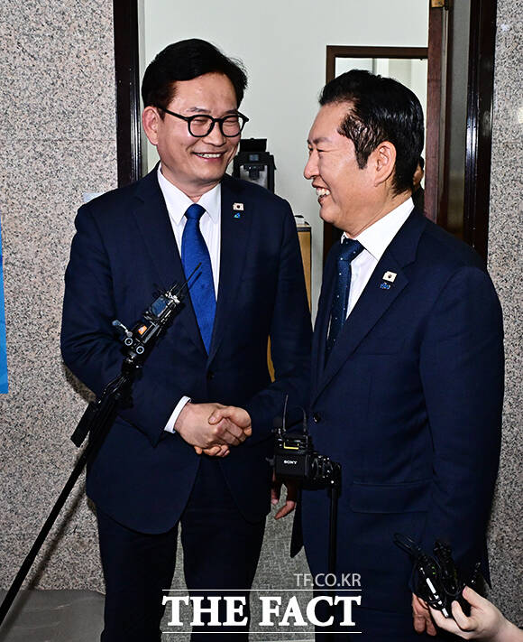 송영길 전 더불어민주당 대표(왼쪽)가 5일 오후 서울 여의도 국회에서 정청래 대표와의 면담을 마친 뒤 인사하고 있다. /국회=배정한 기자