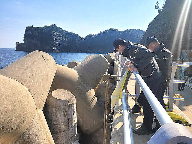 김환경 동해해양경찰서장이 울릉군 저동방파제에서 테트라포드 출입동제구역을 확인하고 있다. /동해해경