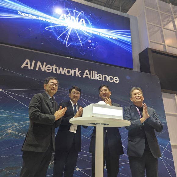 최진성 AI-RAN Alliance 의장과 최우혁 정보보호네트워크정책실장, 서창석 AI네트워크 얼라이언스 대표의장, 김동구 운영위원장이 AI네트워크 출범을 축하하고 있다. /과학기술정보통신부