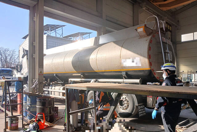 4일 오후 4시 1분쯤 칠곡군 왜관읍 아곡리의 한 자동차정비공장에서 탱크로리용접 작업 중 화재가 발생해작업인부가 2도 화상을 입는 중상을 입었다. /경북소방본부