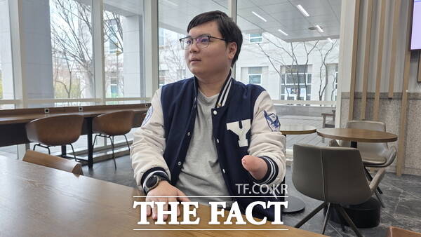 황준환 국무총리실 사회대개혁위원회 자문위원이 지난 3일 <더팩트>와 인터뷰를 진행하고 있다. /정예준 기자