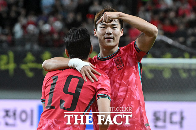 지난해 10월 파라과이와 평가전에서 후반 이강인의 절묘한 로빙 패스를 추가골로 연결한 오현규가 이강인을 가리키며 일품 패스를 치켜세우고 있다./더팩트 DB