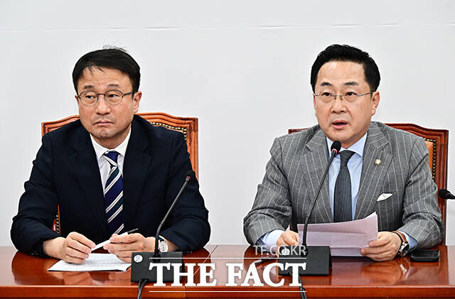 박성준 더불어민주당 의원(오른쪽)이 5일 오후 서울 여의도 국회에서 열린 윤석열 정권 조작기소 진상규명 및 공소취소를 위한 국정조사 추진위원회 전체회의에 참석해 모두발언을 하고 있다.