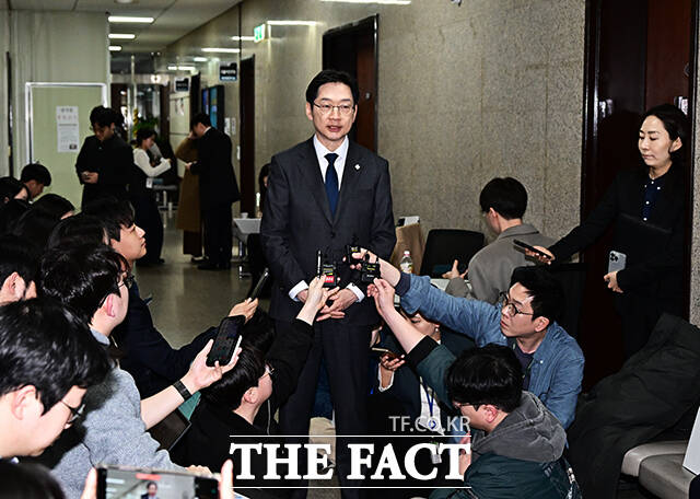 정청래 더불어민주당 대표가 5일 오후 서울 여의도 국회에서 경남도지사 후보에 단수 공천된 김경수 지방시대위원장과의 면담을 마친 뒤 인사를 하고 있다. /국회=배정한 기자