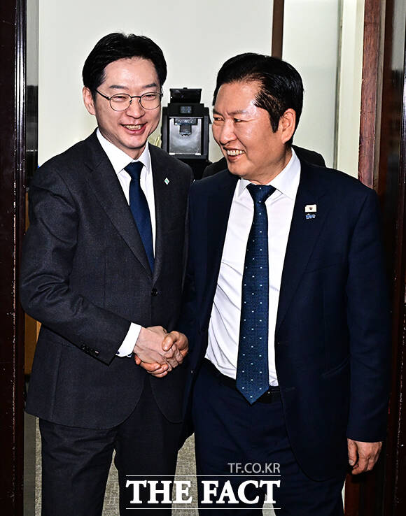 정청래 더불어민주당 대표가 5일 오후 서울 여의도 국회에서 경남도지사 후보에 단수 공천된 김경수 지방시대위원장과의 면담을 마친 뒤 인사를 하고 있다. /국회=배정한 기자