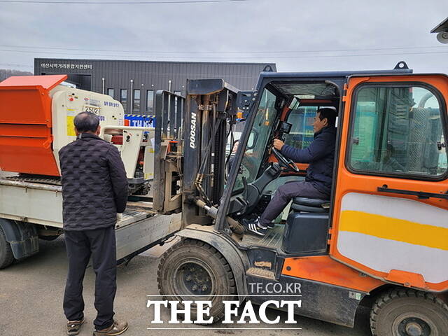 아산시 농업기계 임대사업소의 임대농업기계 입·출고 모습. /아산시