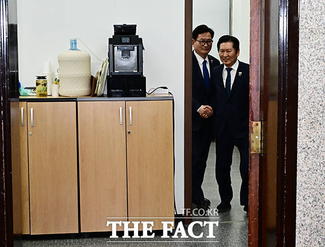 송영길 전 더불어민주당 대표(왼쪽)가 5일 오후 서울 여의도 국회에서 정청래 대표와의 면담을 마친 뒤 인사하고 있다. /국회=배정한 기자