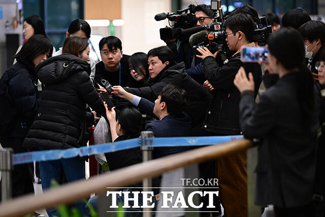 이날 귀국한 주이란대사관 직원이 취재진과 인터뷰 하며 현지 상황을 전하고 있다.