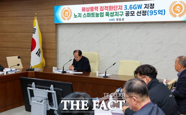 진도군이 주요 개발사업 101건에 대한 추진 상황 점검회의를 실시하고 있다. /진도군