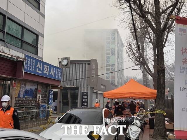 5일 소방당국에 따르면 이날 오후 1시21분께 서울 종로구 봉익동 귀금속거리의 한 2층 상가 건물 2층에서 화재가 발생했다. /안디모데 기자