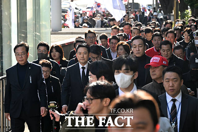 당 안팎에서는 개혁 요구가 힘을 잃은 배경으로 '목소리 분산'을 꼽는 자성론도 나왔다. 사진은 장동혁 대표와 지도부가 지난 3일 '사법파괴 3대 악법' 저지를 위해 청와대로 도보 행진에 나선 모습. /남윤호 기자