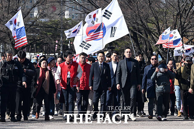 지난 3일 국회에서 사법독립 헌정수호를 위한 대국민 호소 국민대장정 규탄대회를 마친 뒤 청와대로 도보행진 중인 장동혁 국민의힘 대표와 당 지도부. /남용희 기자