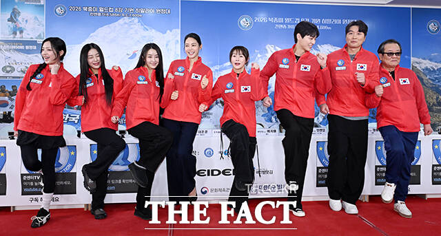 배우 박해린과 그룹 원더걸스 유빈, 배우 정유미, 방송인 안현모, 배우 예지원, 이태환, 전 국가대표 축구선수 이동국, 단장 이준훈(왼쪽부터)이 5일 오후 서울 영등포구 비전Q 프로덕션 사옥에서 열린 2026 북중미 월드컵 8강 기원 ‘히말라야에서 기원하다’ 발대식에 참석해 포즈를 취하고 있다. /서예원 기자