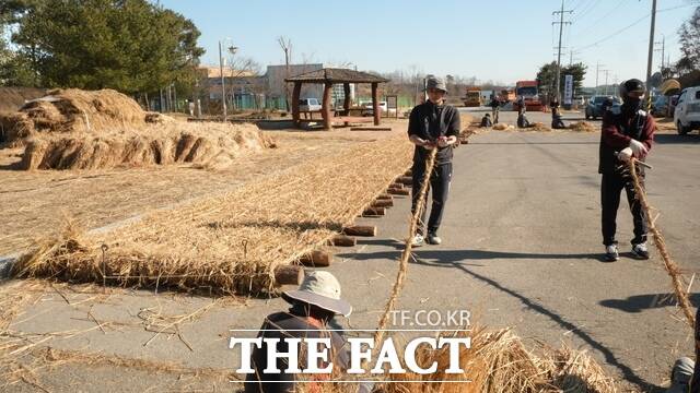 당진 기지시줄다리기보존회는 지난달 25일부터 35일간 줄 제작 작업을 진행하고 있다. /당진시