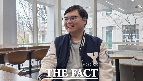 황준환 국무총리실 사회대개혁위원회 자문위원이 지난 3일 <더팩트>와 인터뷰를 진행하고 있다. /정예준 기자