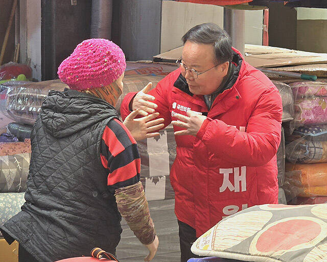김재원 경상북도지사 예비후보가 5일 영주시와 김천시를 잇달아 방문해 시장 상인들의 표심을 다지고 있다. /김재원 경북지사 예비후보