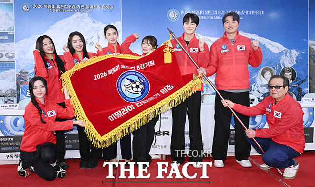 배우 박해린과 그룹 원더걸스 유빈, 배우 정유미, 방송인 안현모, 배우 예지원, 이태환, 전 국가대표 축구선수 이동국, 단장 이준훈(왼쪽부터)이 5일 오후 서울 영등포구 비전Q 프로덕션 사옥에서 열린 2026 북중미 월드컵 8강 기원 ‘히말라야에서 기원하다’ 발대식에 참석해 포즈를 취하고 있다. /서예원 기자