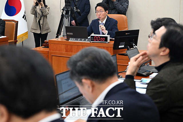 여야는 5일 대미투자특별법에 대미 투자를 전담할 별도 공사를 설립하고, 투자 관련 정보를 의무공개하는 내용을 담기로 합의했다. 사진은 국민의힘 소속 김상훈 국회 대미투자특별법 특별위원회 위원장이 지난 4일 국회에서 열린 특위 전체회의에 참석한 모습. /남용희 기자