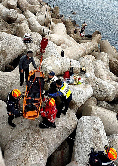 동해시 구호동 동해화력발전소 동방파제에서 낚시를 하다가 테트라포드 사이로 추락한 A(52)씨를 동해해경이 구조하고 있다. /동해해경 제공
