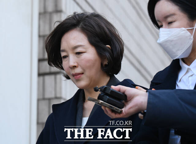 강선우 무소속 의원에게 공천헌금 1억 원을 건넨 혐의를 받는 김경 전 서울시의원이 3일 서울 서초구 서울중앙지방법원에서 구속 전 피의자 심문(영장실질심사)을 받은 후 법원을 나서고 있다./이새롬 기자