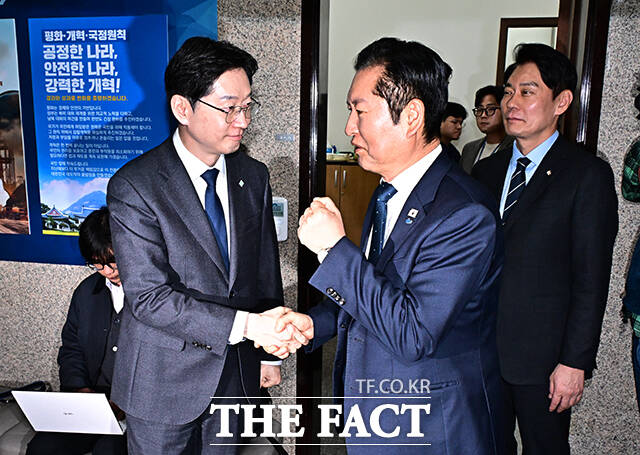 정청래 더불어민주당 대표가 5일 오후 서울 여의도 국회에서 경남도지사 후보에 단수 공천된 김경수 지방시대위원장과의 면담을 마친 뒤 인사를 하고 있다. /국회=배정한 기자