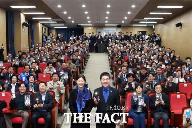 오동현 변호사 부부가 최근 의왕신협 본점에서 열린 출판기념회에서 참석자들과 기념사진을 찍고 있다. /오동현 변호사