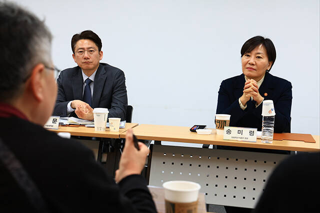 지난 1월 26일 한식진흥원에서 열린 글로벌 한식 교육기관 수라학교 의견수렴 간담회에서 송미령 장관이 외식업계의 의견을 듣고 있다./농식품부