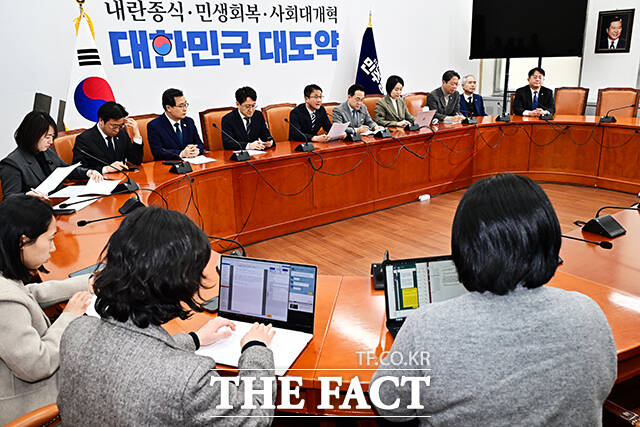 박성준 더불어민주당 의원(오른쪽)이 5일 오후 서울 여의도 국회에서 열린 윤석열 정권 조작기소 진상규명 및 공소취소를 위한 국정조사 추진위원회 전체회의에 참석해 모두발언을 하고 있다.